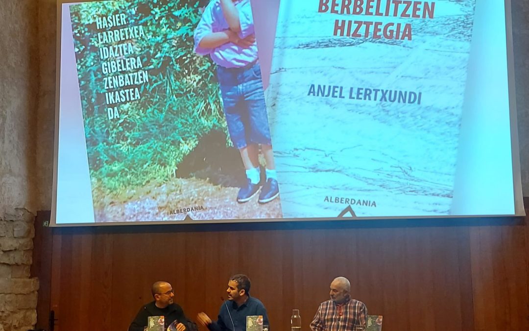 📚 Hasier Larretxea eta Anjel Lertxundi idazleek beren azken lanak aurkeztu zituzten larunbatean elkarlanean: Idaztea gibelera zenbatzen ikastea da eta Berbelitzen hiztegia.